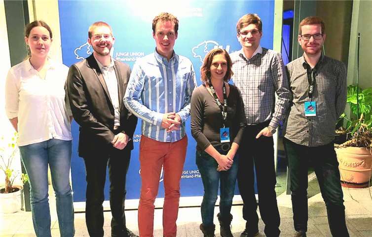 Die Junge Union aus dem Kreis Neuwied mit dem Vorstand Simon Solbach (dritter von links) und Vanessa Buslei (vierte von links). Fotos: privat