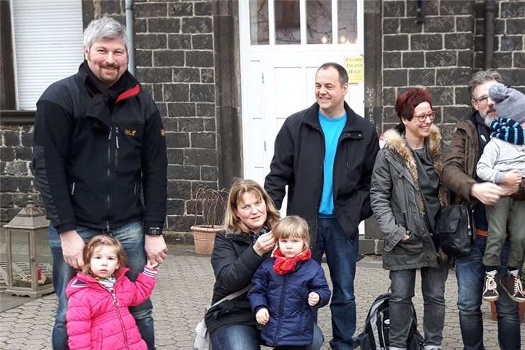 Die „Jungen Familien“ vor dem Figurentheater. privat