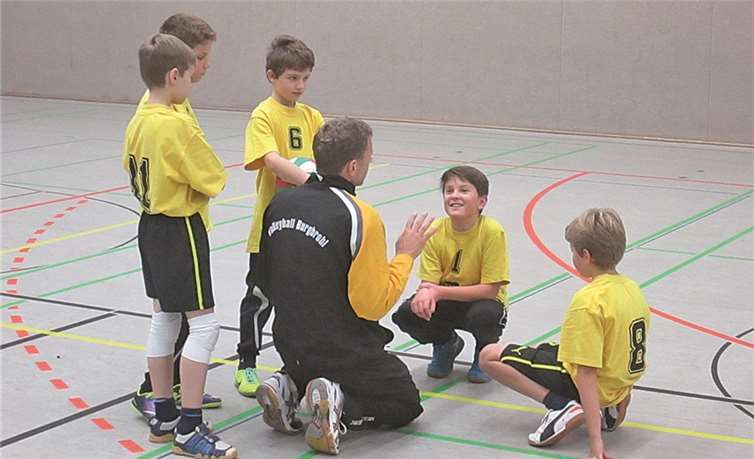 Die Jungen-Mannschaft aus Burgbrohl erhalten Instruktionen durch ihren Trainer.privat