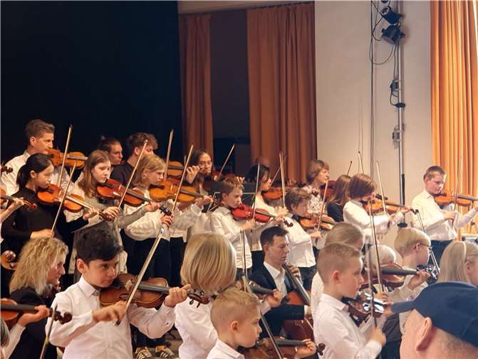 Die Jungen Streicher ernteten bei ihrem Konzert in Montabaur großen Applaus. Foto: Christian Gansemer