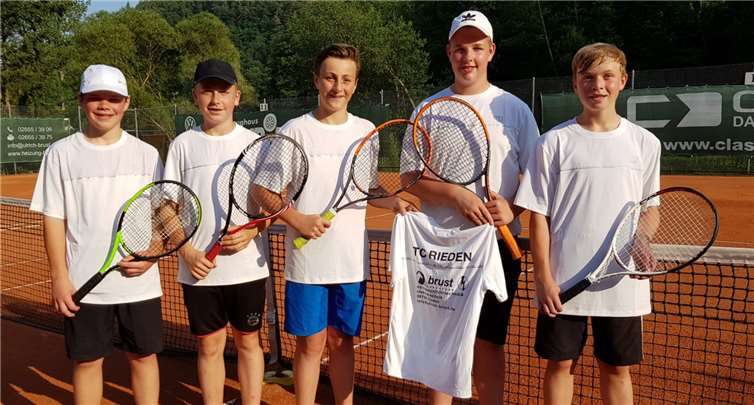 Die Jungen U15 haben allen Grund zum Strahlen (v. l.): : Jannik Soetebier, Felix Hinz, Jerrit Mengel, Julian Brust und Vicent Weigelt. Es fehlen im Bild Vinn Grohs und Laurent Weigelt. Foto: privat
