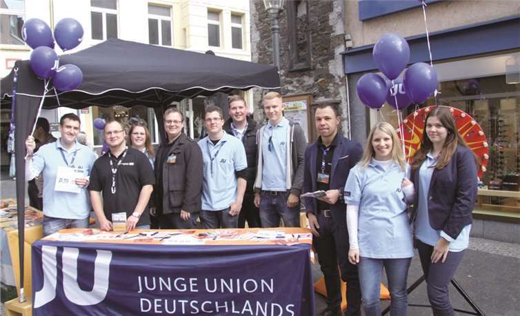 Die Jungen Union Andernach bot viele Attraktionen an ihrem Infostand in der Fußgängerzone.privat