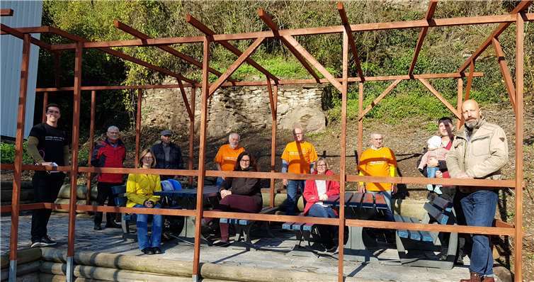 Die „Jungen alten Klotten“ sind stolz auf die geleistete Arbeit. Nun konnten die Sitzbanken an Holger Becker, Ortsbürgermeister in Klotten (1. v. r.) übergeben werden. Das Bild ist vor dem Lockdown entstanden.Foto: privat