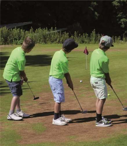 Die Jungen auf dem Golfplatz oberhalb von Niederbachem.