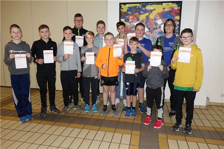 Örmser kleine und große SportlerInnen freuten sich über Ehrungen Die Jungen mit Heike Kohlhaas.