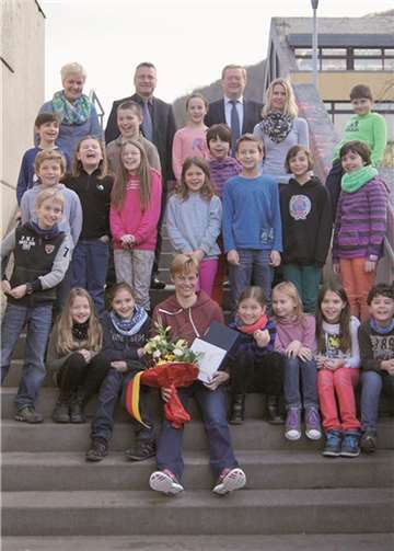 Die Jungen und Mädchen der 4. Klasse feierten mit Petra Schallenberger (vorne) den Sieg. Bürgermeister Manfred Führ, Ortschef Philipp Thönnes sowie die Elternsprecher (hinten) überreichten Geschenke und Blumen.MT