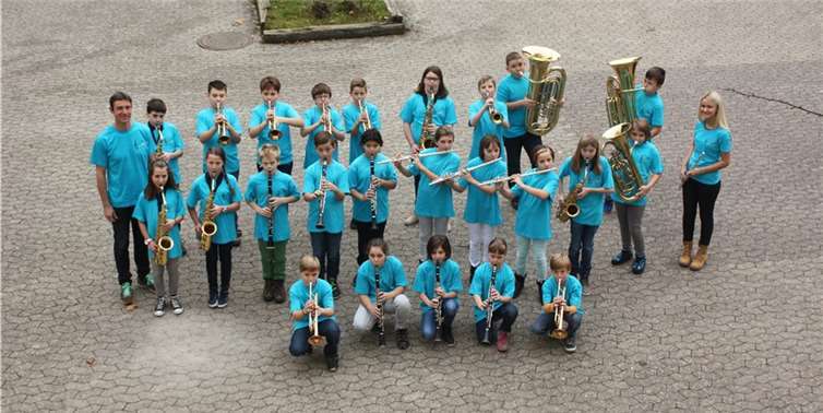 Die Jungen und Mädchen der Bläserklasse 5b freuten sich über die neuen Shirts. privat