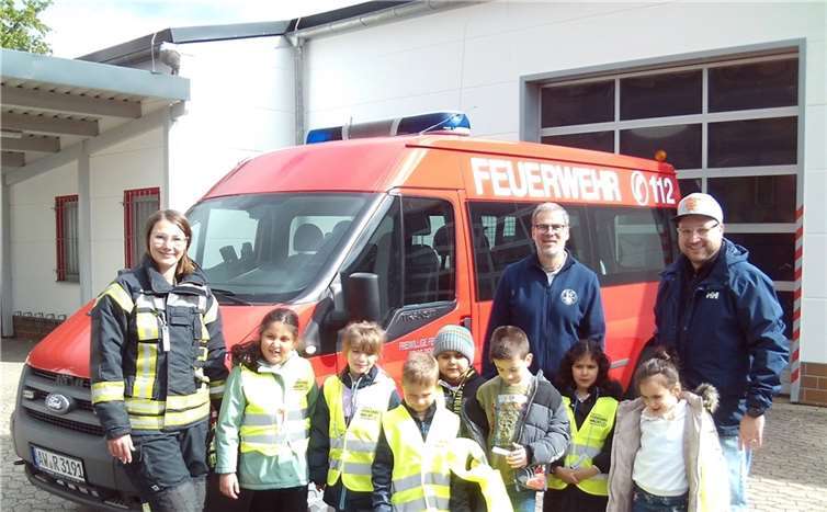 Die Jungen und Mädchen durften das Feuerwehrgerätehaus in Kripp besuchen. Foto: Marina Rau