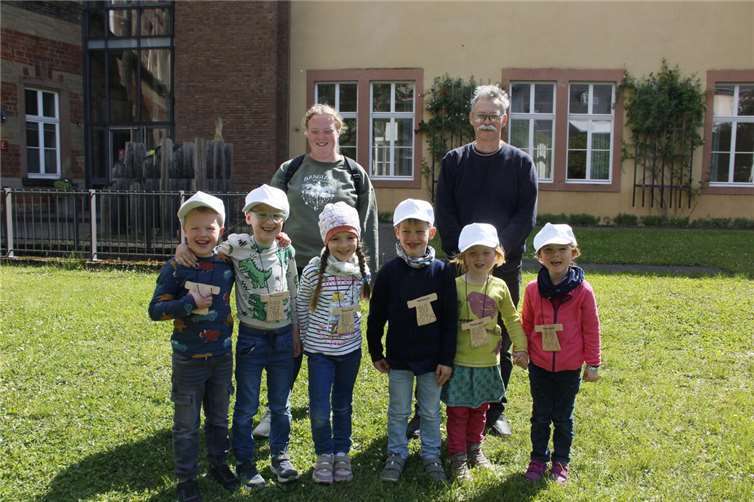 Die Jungen und Mädchen zwischen fünf und sechs Jahren, die im Sommer in die Grundschule gehen werden, hatten sich gemeinsam mit Pädagoge Dirk Lehmler und der angehenden Erzieherin Leonie Jischke schon morgens auf den Weg gemacht. Foto: Simone Bastreri / Bistum Trier