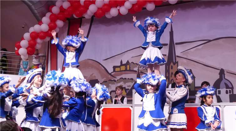 Die Jungendfunken der KG Rot-Weiß-Bachem zeigen ihr beachtliches tänzerisches Können.