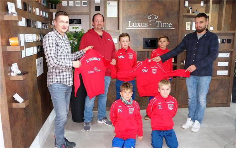 Die Jungendmannschaft des FC Rheinbach freute sich über die neuen Trikots.Foto: EICH