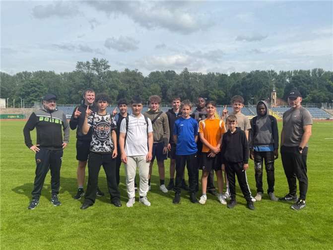 Die Jungenmannschaft U16 (Jahrgänge 2010 - 2012) der Geschwister-Scholl-Realschule plus Andernach hat sich beim Regionalentscheid erfolgreich für das Landesfinale am 24. Juni 2025 in Koblenz qualifiziert. Foto: Linda Pfannschmidt