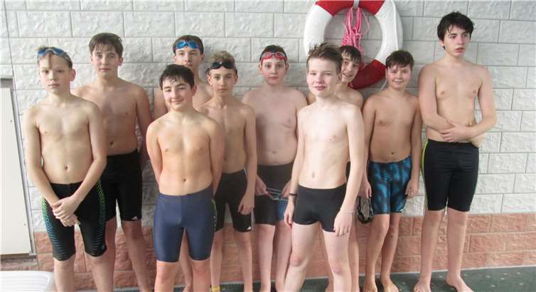 Die Jungenmannschaft belegte bei den Stadt- und Kreismeisterschaften im Schwimmen den zweiten Platz.privat