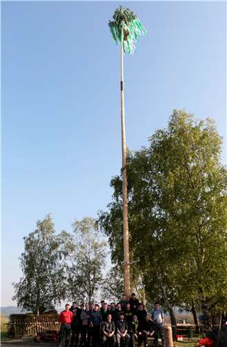 Die Junggesellen aus Wershofen haben es geschafft, der Baum steht.