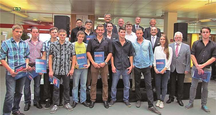 Die Junggesellen des Tischhandwerks bei der feierlichen Übergabe der Zeugnisse.Hans Hartenfels