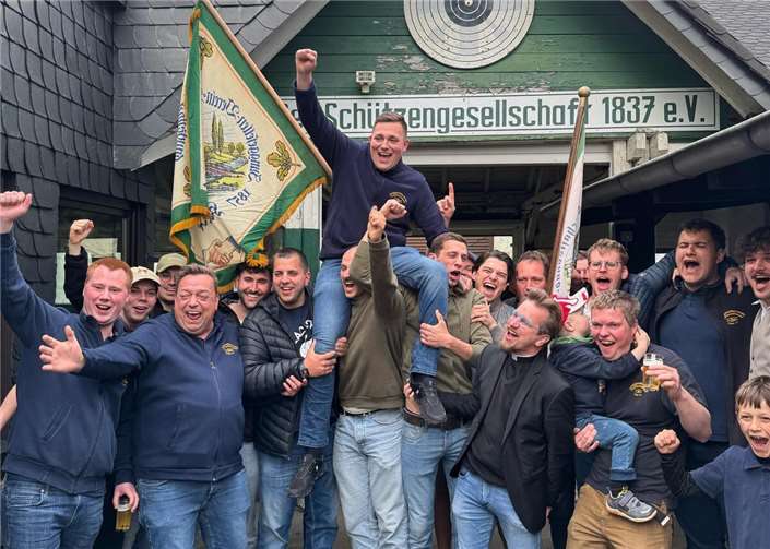 Die Junggesellen feierten ihre neue Majestät.  Foto:privat