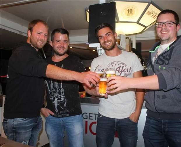 Die Junggesellen laden ein! Die Junggesellen freuen sich auf viele gut gelaunte Gäste.  Foto: Archiv DU