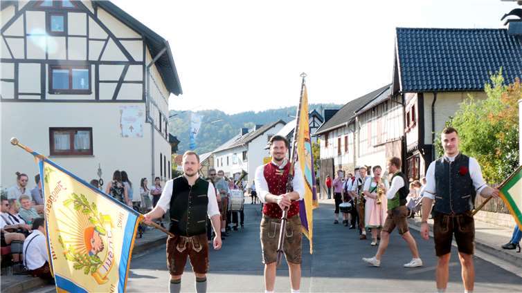 Die Junggesellen führten den Zug an.