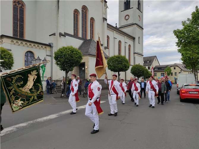 Die Junggesellen gaben beim Festumzug zur Pfarrkirche ein prächtiges Bild ab.