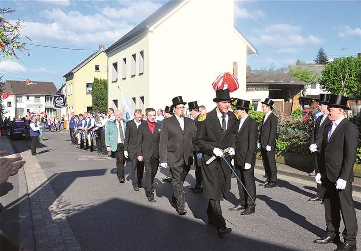 Die Junggesellen holten den Maikönig zuhause ab und geleiteten ihn durch den Ort. RÜ
