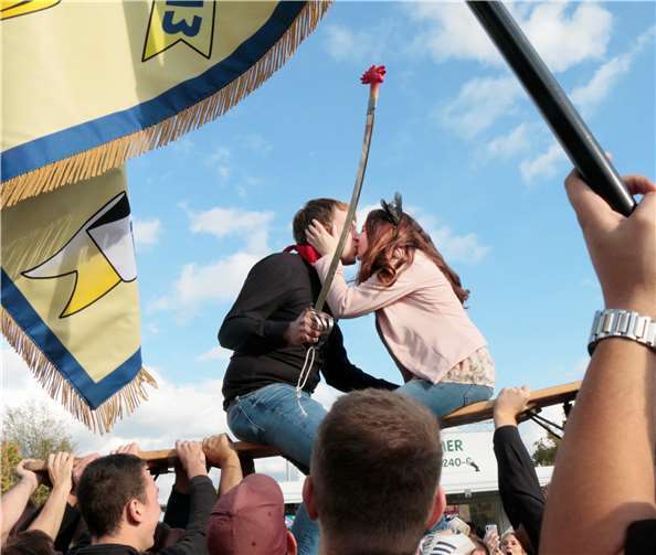 Die Junggesellen ließen das Hahnenkönigspaar hochleben.