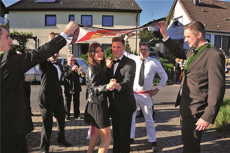Die Junggesellen ließen das Hahnenkönigspaar kräftig hochleben.