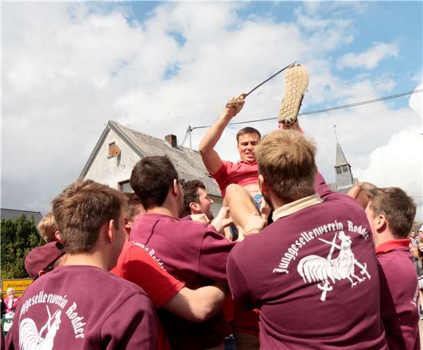 Die Junggesellen ließen ihren Hahnenkönig hochleben.