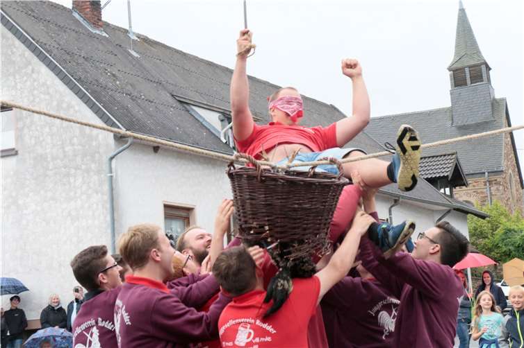 Die Junggesellen ließen ihren Hahnenkönig hochleben.