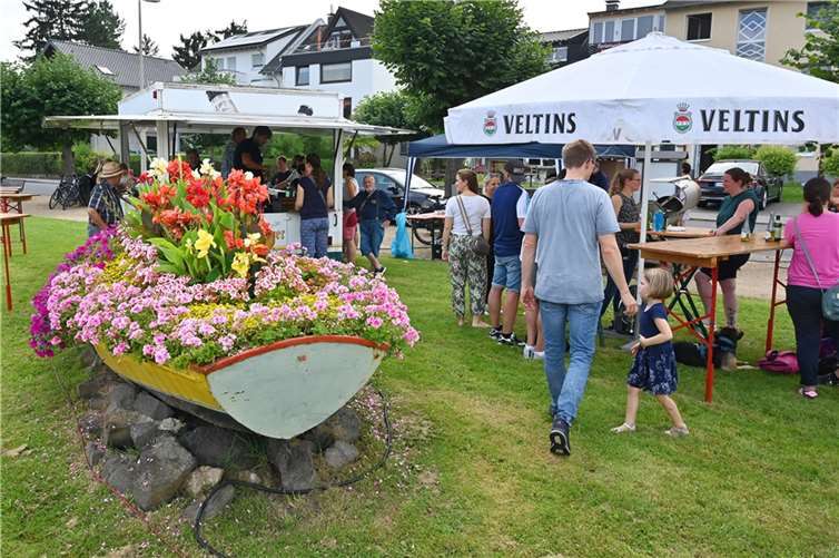 Die Junggesellen schufen eine tolle Atmosphäre zum Verweilen, Abschalten, Genießen und Erholen auf den Kripper Rheinwiesen.