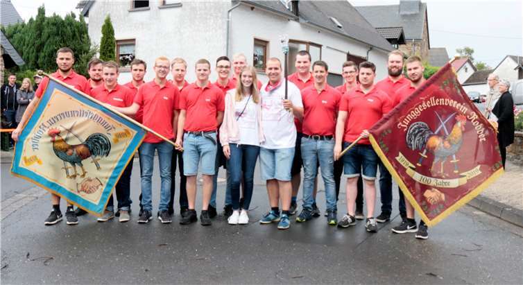 Die Junggesellen sind stolz auf ihr Königspaar. Fotos: SES