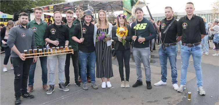 Die Junggesellen sind stolz auf ihre Königspaare.Fotos: SES