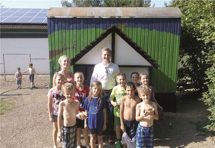 Die Junggesellen stifteten der St. Walburgis Grundschule in Leubsdorf ein kleines Holzhäuschen, das von den Schülern seitdem als Spielgelegenheit in den Pausen genutzt wird.privat