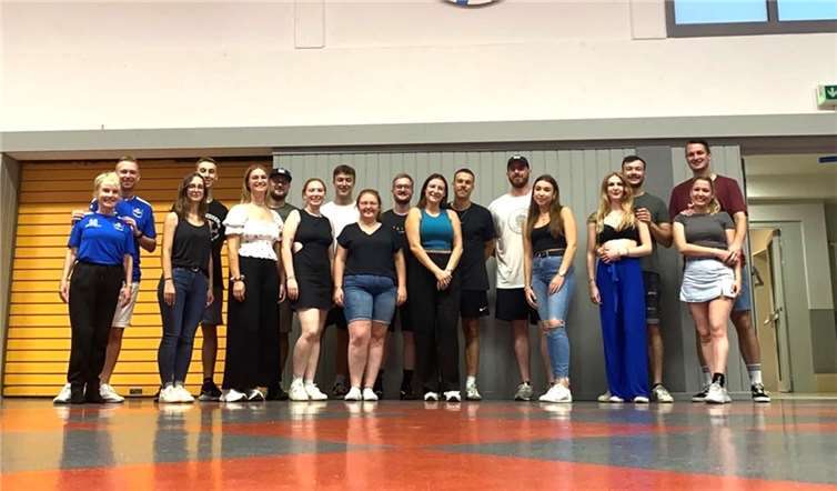 Die Junggesellen und Ehrendamen lernten Basics aus dem Wiener Walzer sowie Figuren aus dem Discofox.  Foto: SG Wiedtal