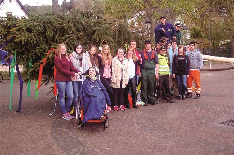 Die Junggesellen versammelten sich auch in diesem Jahr auf dem Dorfplatz, um den zuvor im Gemeindewald geschlagenen und mittels Traktor um Dorfplatz gebrachten Baum aufzustellen. RÜ