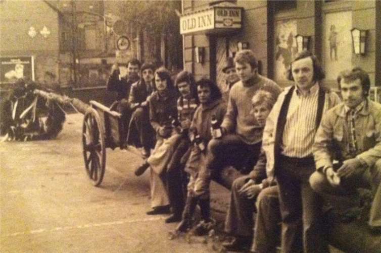 Die Jungmänner beim Aufstellen des Maibaumes vor dem legendären „Old Inn“ in Remagen.