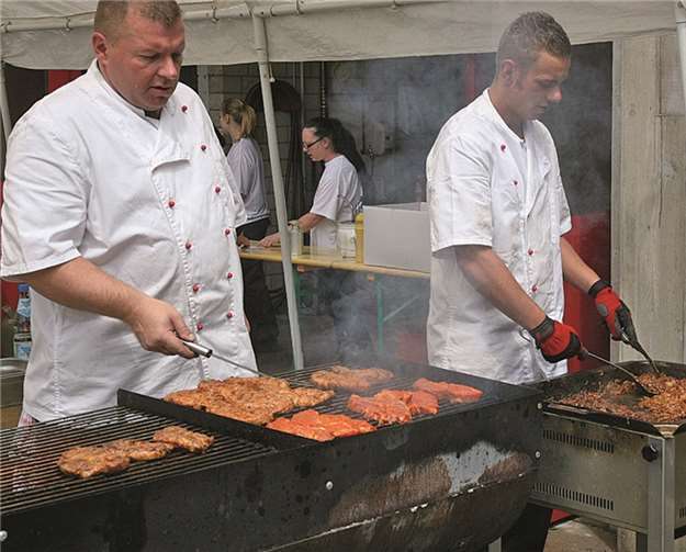 Die Jungs am Grill sorgten für den Nachschub an Steaks.