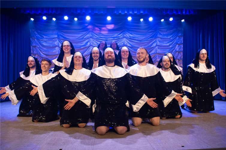 Karnevalsstimmung pur Die Jungs der Boygroup sorgten mit ihrem „Sister Act“-Auftritt für eine musikalische und visuelle Überraschung, die das Publikum restlos begeisterte.