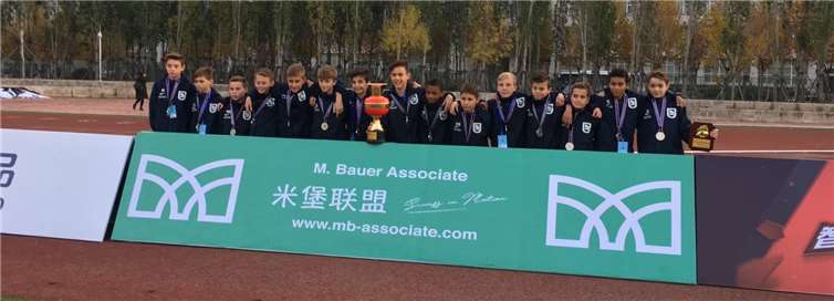 Die Jungs der D1 mit der Trophäe für einen tollen und verdienten zweiten Platz.