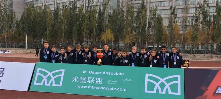 Die Jungs der D1 mit der Trophäe für einen tollen und verdienten zweiten Platz. Mimmi Bauer mit ihrer M.Bauer Associate war Sponsor der Reise. Die SG ist mehr als dankbar, dass sie diese Erfahrung für alle möglich gemacht hat.