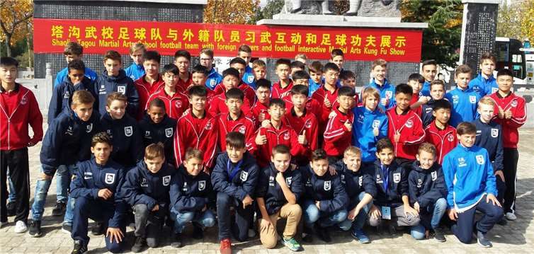 Die Jungs der D1 und C1 gemeinsam mit chinesischen Fußballfreunden.Privat