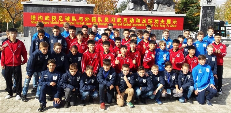 Die Jungs der D1 und C1 gemeinsam mit chinesischen Fußballfreunden. Man hat während des Aufenthalts viel voneinander gelernt und neue Bekanntschaften geschlossen.privat