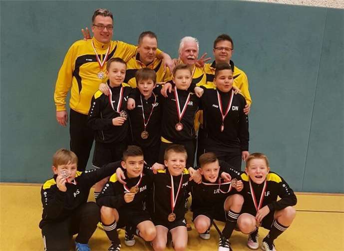 Die Jungs der E1-Jugend mit ihrem Trainer. Privat