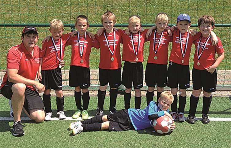 Die Jungs der F2 freuen sich über eine gelungene Saison. privat