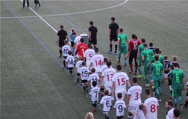 Die Jungs des SG Ellingen links in weiß und die Mannschaft Engers rechts in grün.Privat