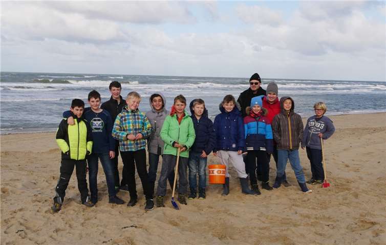 Die Jungs mit ihren zwei Betreuern am Strand in Oostkapelle. Privat