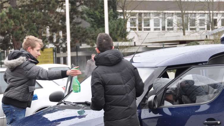 Die Jungs säubern fleißig die Scheibe. Privat