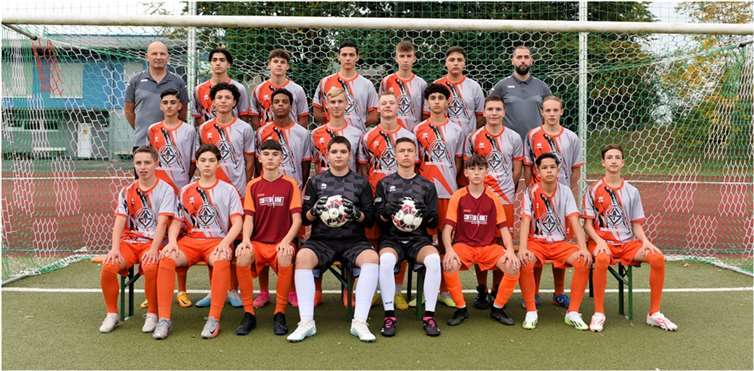 Die Jungs sind stolz auf ihre neuen Trikots.  Foto: privat