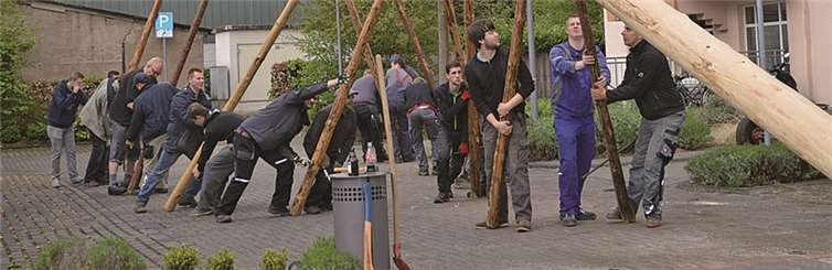 Die Jungs stemmten den Baum unter dem Kommando von Roland Schmitt mit den Stiepen und ihrer eigenen Kraft in die Höhe, während Philipp Unkelbach kräftig am unteren Baumende zuschlug, um den Baum im Erdloch zu verankern. AB