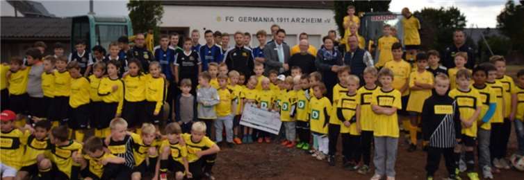 Die Jungs und Mädels aus den acht Jugendmannschaften bei der offiziellen Spendenübergabe.privat