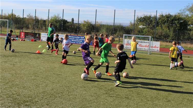 Die Jungs und Mädels sind mit viel Eifer dabei.Quellen: SV Rot-Weiß Merl